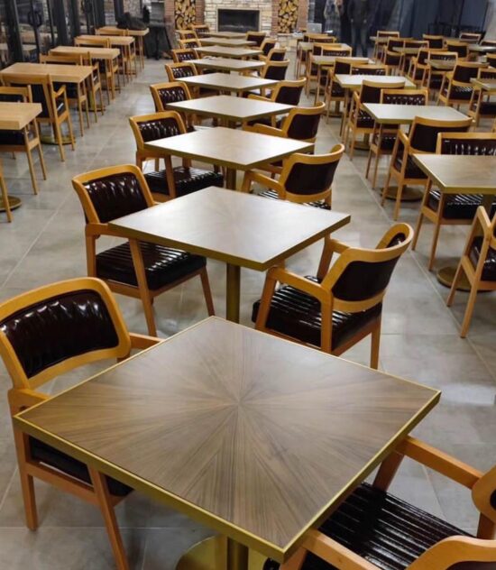 Kafe ve restoran masa sandalye grupları